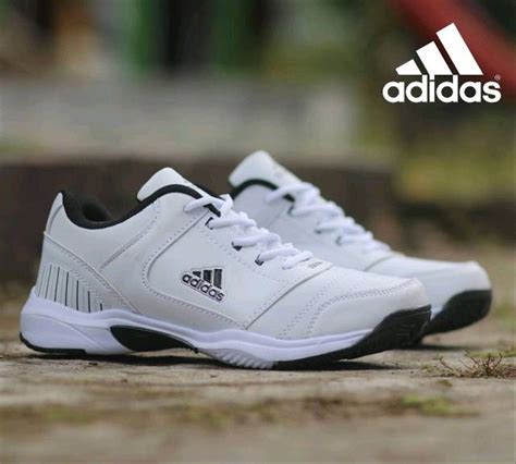 adidas sepatu tenis.